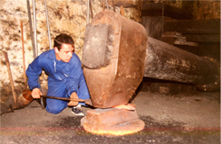 Labores de forja en la campaña de arqueología experimental de Agorregi