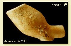 Tudor arrosarekin dekoratutako pipa